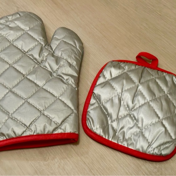 Vintage Oven Mitt & Pot Holder Set - Retro Woman Design, Heat Resistant, Decor - Picture 7 of 13